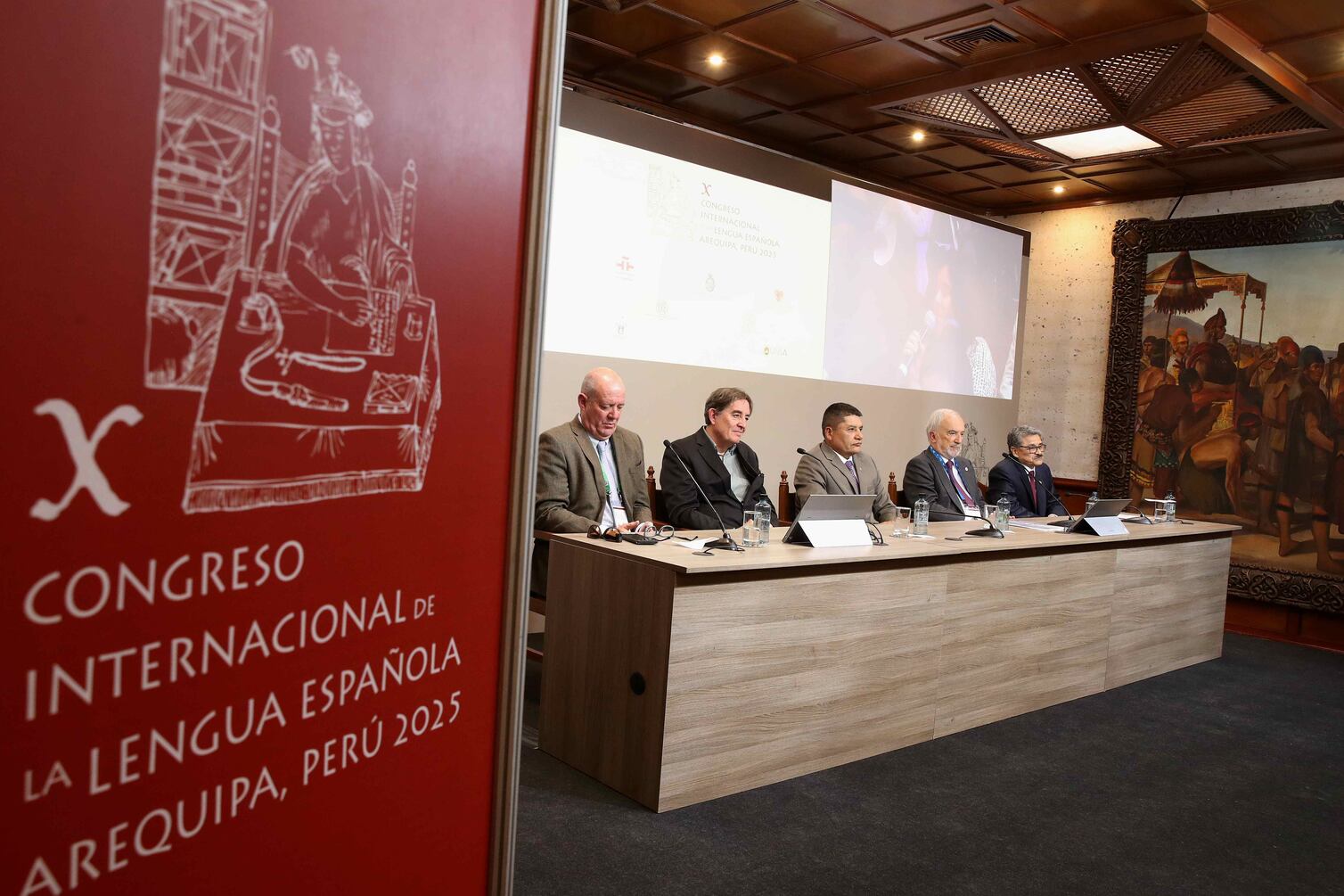 De izquierda a derecha, el presidente de la comisión organizadora, el embajador Carlos Chávez Tafur; el director del Instituto Cervantes, Luis García Montero; el alcalde de Arequipa, Víctor Hugo Rivera; el director de la Real Academia Española (RAE), Santiago Muñoz; y el rector de la Universidad Nacional de San Agustín de Arequipa (UNSA), Hugo Rojas Flores, en la rueda de prensa de presentación del X Congreso de la Lengua Española este lunes, en Arequipa (Perú). Foto: EFE